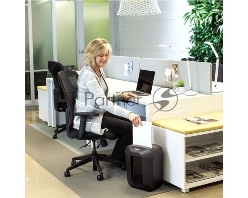 Шредер Fellowes PowerShred LX41 черный (секр.P-4)/перекрестный/8лист./17лтр./скрепки/скобы/пл.карты